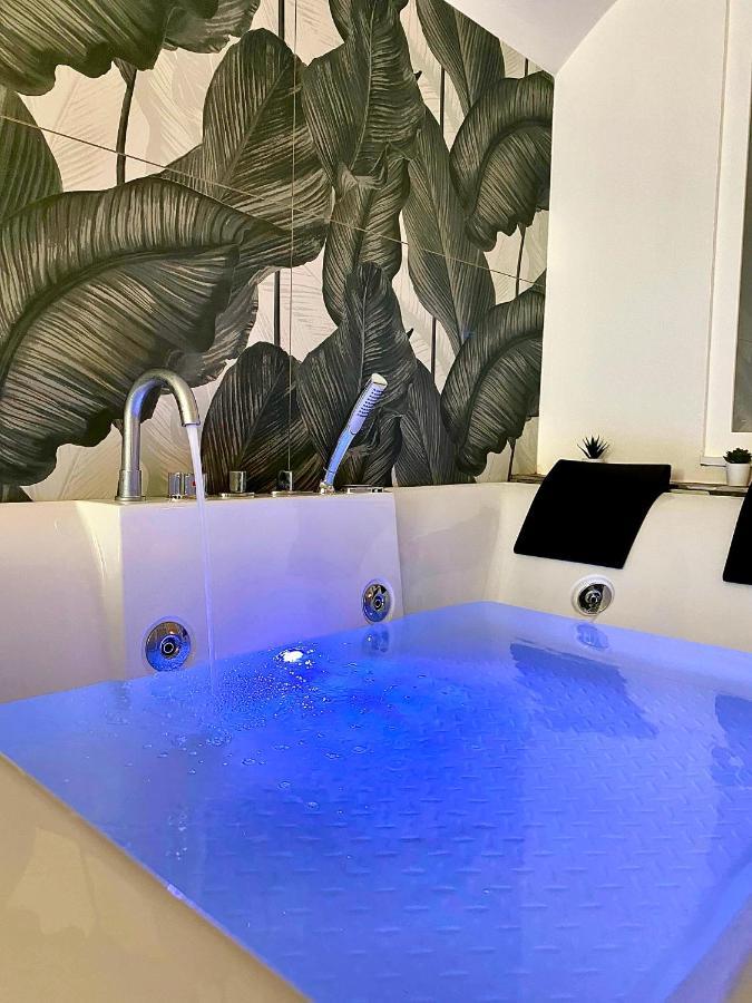 Dimora Di Donna Apartment Monopoli Bagian luar foto