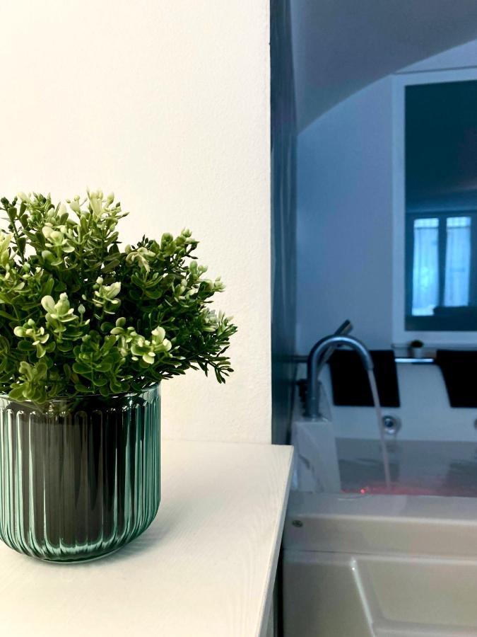 Dimora Di Donna Apartment Monopoli Bagian luar foto