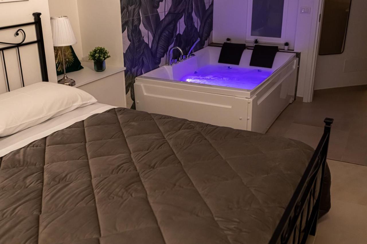 Dimora Di Donna Apartment Monopoli Bagian luar foto